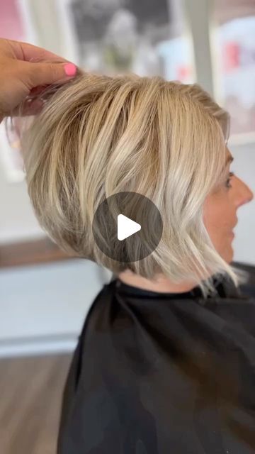 Hair Styling Videos For Short Hair, Short Fine Blonde Hairstyles, Chin Length Bob Blonde, Short Blonde Bob Fine Hair Over 40, Short Bob Layered Haircuts, Short Golden Blonde Hair, Butter Blonde Bob, Blonde Short Bob, Stacked Inverted Bob Haircuts