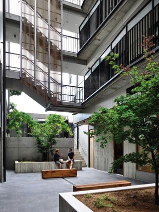 A central courtyard serves as a lobby and provides greenery, light and ventilation. Courtyard Apartments, Chic Apartment Decor, Architecture Courtyard, Terrace Building, Building Stairs, Utila, Courtyard Design, Internal Courtyard, Small Studio Apartments