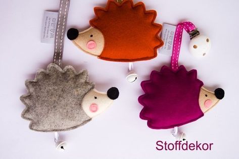 Hedgehog Craft, Baby Utensils, Diy Baby Mobile, Scrap Fabric Crafts, Sewing Machine Projects, Felt Animal, Trendy Sewing, Baby Sewing Projects, Felt Pattern