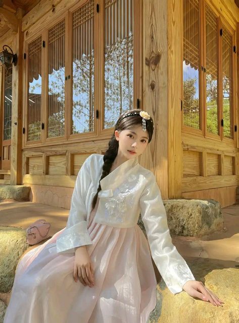 Vintage Dress Aesthetic, Hanbok Aesthetic, Hanbok Traditional, Korean Traditional Dress, Korean Hanbok, Traditional Korean, Dress Aesthetic, Korean Traditional, Traditional Dress