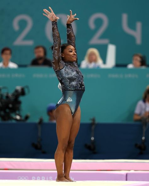 The Zoe Report | It’s all smiles for #SimoneBiles during the Artistic Gymnastics Women’s Qualification on day 2 of the #Olympics. 📷: Getty | Instagram Simon Biles, Black Gymnast, Olympics Gymnastics, Gymnastics Women, Gymnastics Competition, Gymnastics Photos, Gymnastics Team, Gymnastics Photography, Usa Gymnastics