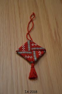 Ingrids lille verden: Inkle ornament tutorial Inkle Weaving Patterns, Tablet Weaving Patterns, Finger Weaving, Christmas Fabric Crafts, 45 Degree Angle, Inkle Weaving, Weaving Loom Projects, Inkle Loom, Rigid Heddle Weaving