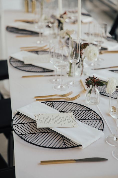 Black White Gold Place Setting, Modern Black And White Tablescape, Modern Party Table Decor, Black White Gold Table Setting, Black And White Tablescapes, Black And Gold Tablescape, Black And White Table Setting, Breakfast Party Ideas, Black Tablescape