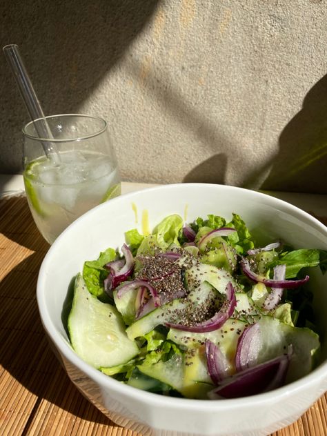 cucumbers, lettuce, red onions, kiwi, chia seeds and arugula 🥗🥬🥝🥒 #aesthetic #healthyfood #salad #thatgirl #receita Small Kitchen Decor, Red Onions, Vegetable Salad, Green Salad, Arugula, Chia Seeds, Red Onion, Brussel Sprout, Small Kitchen