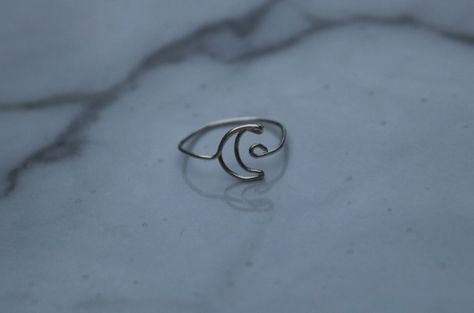 Silver ring with a moon Sun And Moon Wire Ring, Silver Wire Rings Handmade, Rings Made Out Of Wire, Diy Moon Ring, Homemade Ring Ideas, Diy Metal Rings, Moon Wire Ring, Cute Wire Rings, Homemade Rings