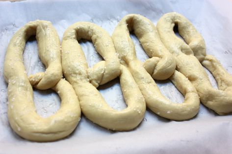 Philly Pretzel Factory Recipe, Philly Pretzel Recipe, Philly Soft Pretzels, Philly Soft Pretzel Recipe, Pretzel Recipe Bread Machine, Soft Pretzels Easy, Easy Soft Pretzel Recipe No Yeast, Philly Pretzel, Simple Soft Pretzel Recipe