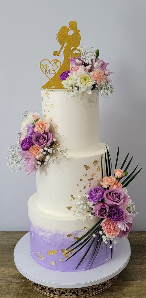 Buttercream with fresh flowers Lilac Wedding Cake, Wedding Cakes Lilac, Fruit Cake Design, Special Cakes, Lilac Wedding, Lilac Flowers, Fruit Cake, Beautiful Cakes, Fresh Flowers