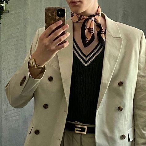 Scarf Outfit Men, 2022 Streetwear, Mens Scarf Fashion, Silk Scarf Outfit, Wear A Silk Scarf, High Fashion Men, Short Scarves, Scarf Trends, Ways To Wear A Scarf