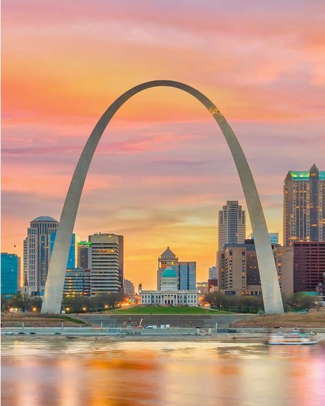 Embrace the spirit of exploration at the Gateway Arch, a towering symbol of America's westward expansion. ✨ 📌 Gateway Arch, St. Louis - - - #usaroadtrip #usatravel #unitedstates #visitusa #stlouis #stlouismo #gatewayarch #stlouisgram #downtownstl #explorestlouis #downtownstlouis #stlouismissouri #visitmissouri #visitstlouis Twa Flight Center, Disney Hawaii, Saint Louis Arch, Twa Hotel, St Louis Arch, The Gateway Arch, Interior View, Gateway Arch, Visit Usa