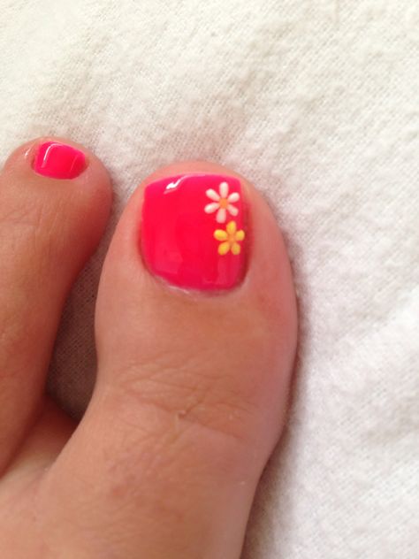 Pretty Toe Nails For Summer Simple, Toenail Paint Ideas, Toenail Painting Ideas, Simple Summer Toe Nails, Flower Pedicure Ideas, Flower Toenails, Flower Nail Designs Pedicure, Toenail Art Designs Summer, Toenail Art Designs Easy