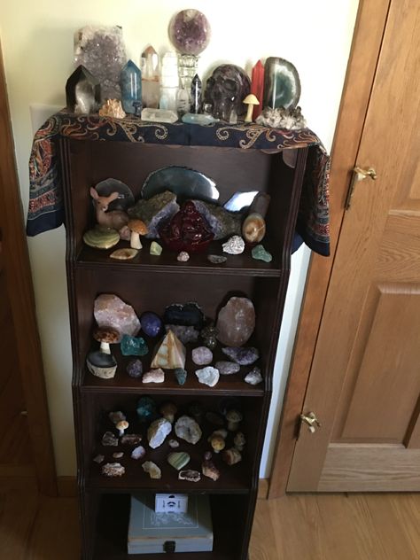 Bookshelf Altar, Whimsy Bedroom, Witchy Homes, Alter Ideas, Sacred Space Altar, Nightstand Ideas, Spiritual Room, Witchy Room, Altar Ideas