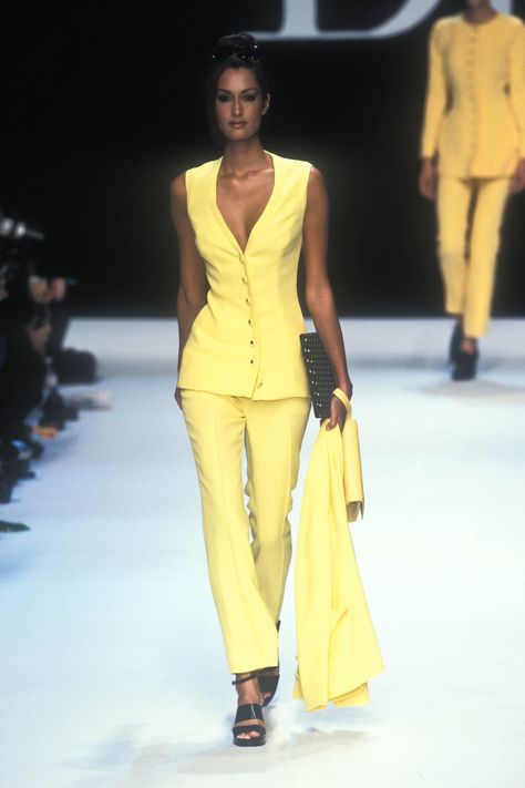 Dior Runway 90s, Runway 90s, Christian Dior Runway, Dior Runway, Yasmeen Ghauri, 90s Runway Fashion, Runway Fashion Couture, Original Supermodels, Outfit 90s