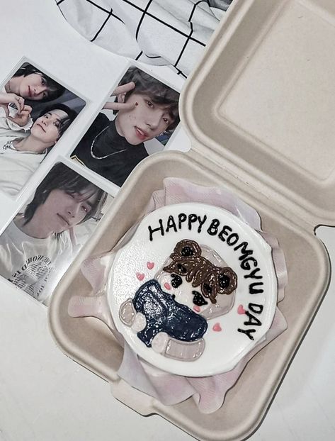 aesthetic kpop bento cake txt beomgyu photocards Beomgyu Birthday Cake, Kpop Cake Ideas Txt, Txt Birthday Cakes, Kpop Idol Birthday Cake, Txt Cake Design, Kpop Themed Cake, Txt Cake Ideas, Kpop Bday Cake, Txt Cake