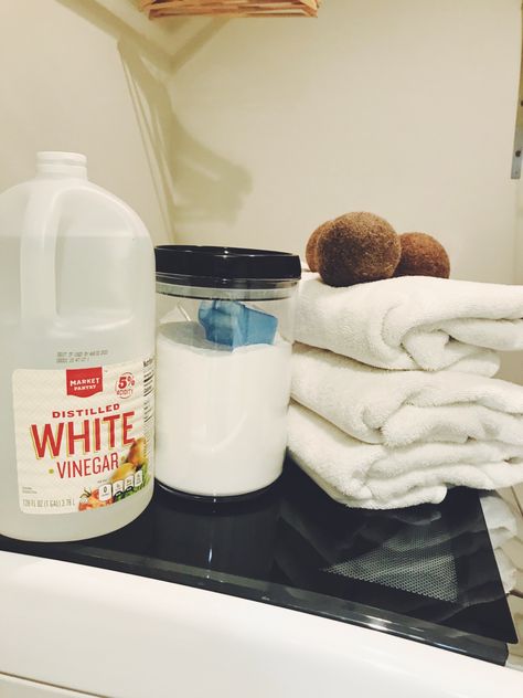 How To Revive White Towels, laundry, cleaning, tips Whiten White Clothes, Refresh Towels, Cleaning White Clothes, Laundry Whitening, Washing White Clothes, Brighten Whites, Bleach Alternative, Laundry Cleaning, White Bath Towels