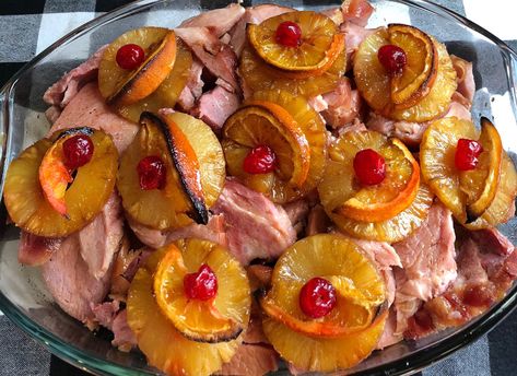 Sweet Drunken Holiday Ham – The Glam Kitchen Drunken Ham, Ham In The Oven, Christmas Rolls, Holiday Ham Recipes, Glam Kitchen, Holiday Ham, Glazed Ham, Kiss The Cook, Ham Glaze