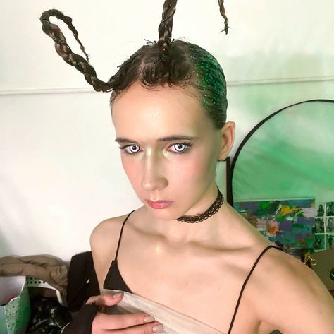 creative ?bug? makeup Bug Halloween Costume Women, Bug Hairstyle, Beetle Makeup, Bug Halloween Costume, Bug Makeup, Bug Outfit, Fly Costume, Fly Makeup, Cyberpunk Makeup