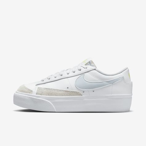 Low Top Nikes, Nike Blazers Outfit, Blazer Shoes, Nike Blazer Low 77, Sneaker Outfits Women, Nike Blazer Low, Back To School Shoes, Trendy Shoes Sneakers, Basic Shoes