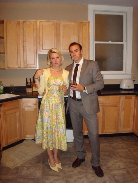 Betty Draper Halloween Costume, Betty Draper Outfits, Stepford Wife Costume, 1950s Couple Costume, Game Of Thrones Couples Costumes, Mad Men Fashion Women, Mad Men Halloween Costume, Subtle Halloween Costumes, Mad Men Costume