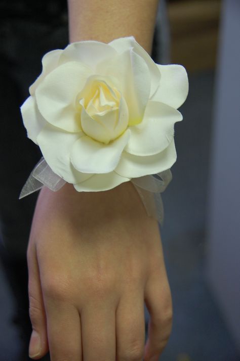 Silk gardenia wrist corsage Gardenia Wrist Corsage, Gardenia Corsage, Corsages For Wedding, Flowers For Prom, Formal Flowers, Diy Wrist Corsage, Wristlet Corsage, Corsages Wedding, Homecoming Flowers