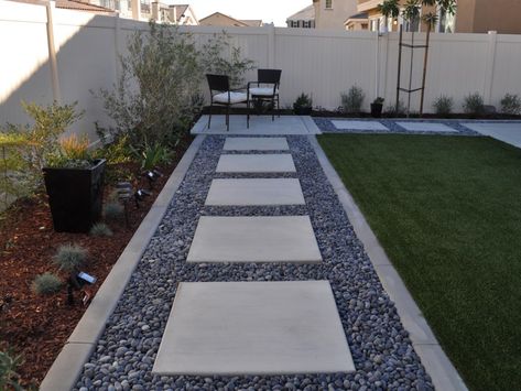 Modern landscape with grey concrete and mexican beach pebbles Modern Garden Landscaping, Walkway Landscaping, Side Yard Landscaping, Walkways Paths, Path Design, Modern Landscape Design, Landscape Construction, Modern Garden Design, Contemporary Garden