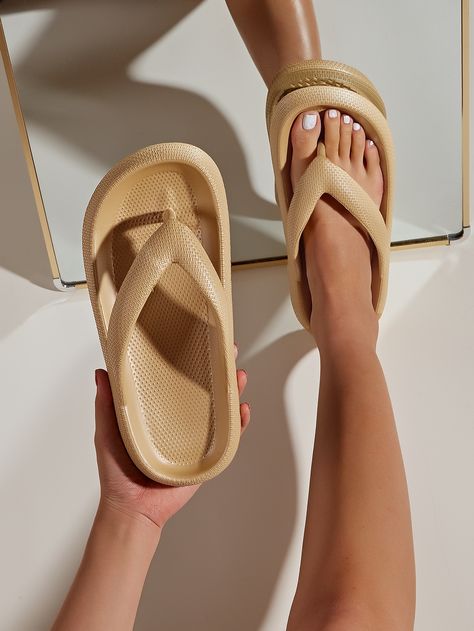 Cute Flip Flops For Women, Flip Flop Photography, Slippers Photography Ideas, Beach Sandals Aesthetic, Black Flip Flops Outfit, Beach Footwear Women, Flip Flop Aesthetic, Chanclas Aesthetic, Flip Flops Aesthetic