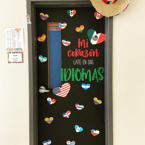 Latino Heritage Month Door Decorations, Spanish Club Bulletin Board, Spanish Heritage Door Decorations, Spanish Classroom Themes, Classroom Themes Spanish, Spanish Christmas Door Decor For School, Bulletin Board Ideas In Spanish, Latin Classroom Decorations, Spanish Class Door Decorations