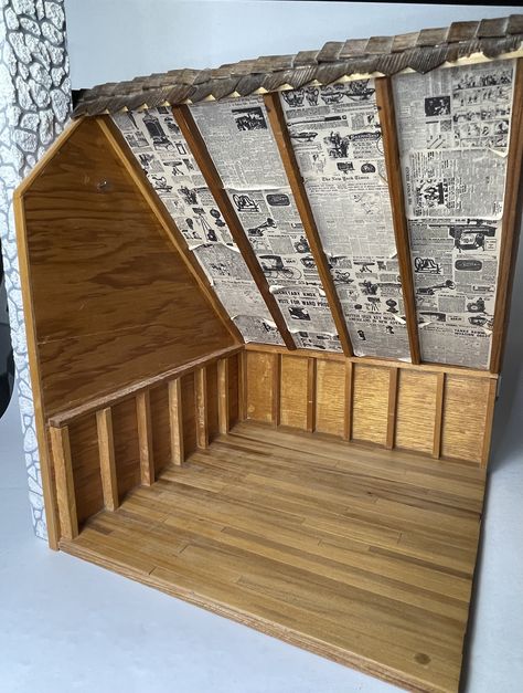 Diy Room Box Doll Houses, Dollhouse Attic Ideas, Attic Diorama, Dollhouse Attic, Cardboard City, Dollhouse Halloween, Dollhouse Tutorials, Haunted Dollhouse, Interior Design Drawings