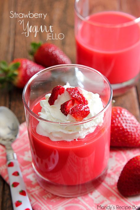 This Strawberry Yogurt Jello will be your new favorite snack. It is low in calories and satisfies that sweet snack craving. Authentic Mexican Desserts, Crema Recipe, Mexican Desserts, Dessert Original, Spring Food, Tasty Desserts, Berry Berry, Mexican Dessert Recipes, Caribbean Food