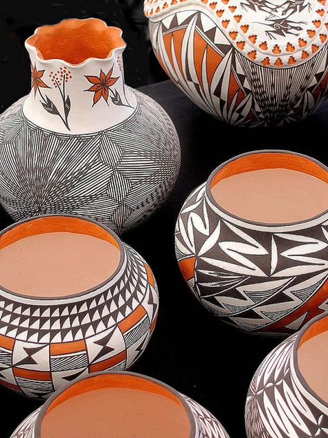 New Mexico Acoma pottery, with its recognizable monochrome and polychrome designs, is some of the most beautiful American Indian (Native American) #pottery, available. Acoma Pottery, Carillons Diy, Acoma Pueblo, Native Pottery, American Indian Pottery, Indian Pottery, Pueblo Pottery, Cerámica Ideas, Native American Pottery