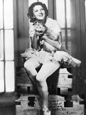 Zelda Fitzgerald Zelda Sayre, Celebrity Cats, Scott And Zelda Fitzgerald, Zelda Fitzgerald, Southern Fashion, F Scott Fitzgerald, The First Americans, Cat People, Ghost Stories