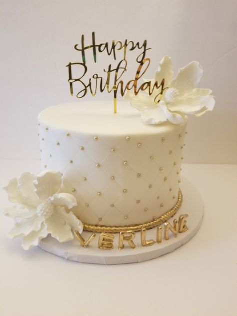 #whiteandgoldcake #whiteandgoldbirthdaycake #quiltedpatterncake #birthdaycake #birthdaycakes White Golden Cake Design, Gold And White 50th Birthday Cake, Gold And White Cake Ideas, Gold And White Cake Design, White And Golden Cake Birthday, White And Gold Cake Ideas Birthday, Gold Cakes Birthday For Women, Woman Birthday Cake Elegant Simple, White Gold Cake Design