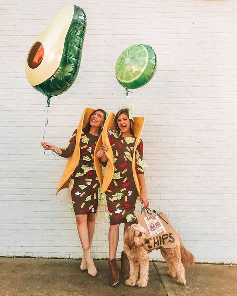 DIY Taco Costume with bag of chips for dog, easy halloween idea Diy Taco Costume, Taco Halloween Costume, Modest Halloween Costumes, Taco Costume, Food Halloween Costumes, Bff Halloween Costumes, Best Friend Halloween Costumes, Food Costumes, Halloween Idea