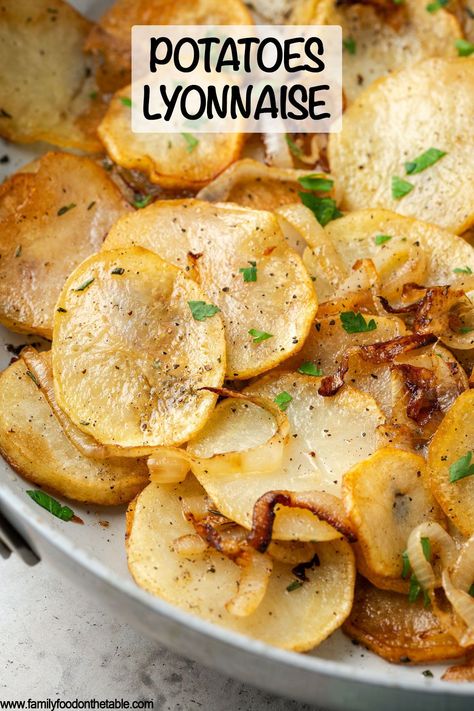 Potatoes Lyonnaise is a simple, delicious side dish with just 4 ingredients, including potato and onion slices that are lightly fried in butter until tender but crisp. Potatoes Lyonnaise, Lyonnaise Potatoes, Greek Roasted Potatoes, Healthy Mashed Potatoes, Baked Potato Microwave, Side Dishes For Ham, Burger Side Dishes, Potato Pasta, Food On The Table