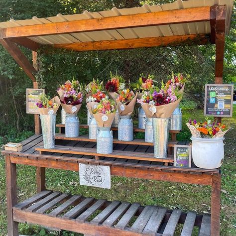 Roadside Flower Stand Diy, Farmstand Cart, Farm Stand Aesthetic, Fresh Flower Stand, Flower Farm Stand Ideas, Road Side Flower Stand, Roadside Flower Stand Ideas, Diy Flower Stand Display, Flower Stand Sign