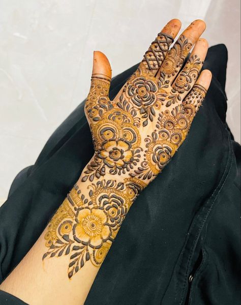 Mehndi Designs Patches, Siders Mehendi, Rabica Khan, Mehandi Designer, Front Hand Mehndi Designs, Rose Henna, Khafif Mehndi, Beautiful Mehndi Designs, Short Mehndi Design