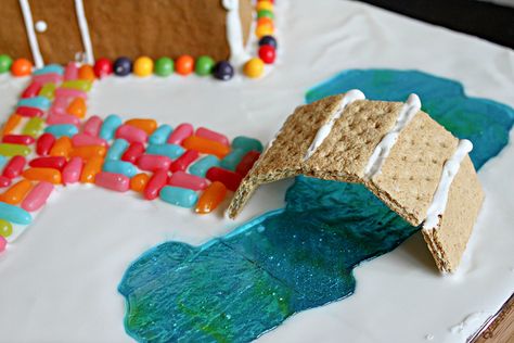 Gram Cracker Gingerbread House Ideas, Ginger Bread House Ideas Easy, Graham Cracker Gingerbread House Design, Gingerbread House Ideas Made Out Of Gram Crackers, Gingerbread House Details, Creative Gingerbread House Ideas Easy, Gingerbread House Graham Crackers, Gingerbread House From Graham Crackers, Gingerbread House Contest Ideas