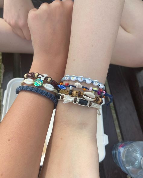 Lots Of Bracelets On Wrist Aesthetic, Fahlo Bracelet Aesthetic, 2018 Aesthetic Tumblr, Arya Aesthetic, Beach Friendship Bracelets, Summer Bracelets Aesthetic, Friendship Bracelet Aesthetic, Aesthetic Friendship Bracelets, Friendship Bracelets Aesthetic