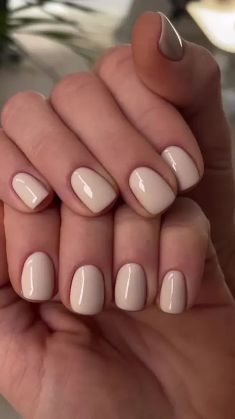 Trending Now: 35 Fall Nail Color Ideas Shellac Nail Colors Summer, November 2024 Nail Trends, Popular Nail Colors 2024 Fall, Dip Powder Fall Colors, Solid Gel Nail Color Ideas, Subtle Nail Colors, Soft Summer Nail Colors, Tan Nail Ideas, Light Fall Nails