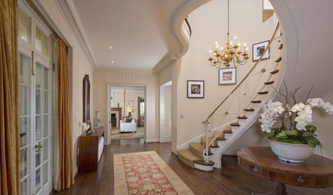 Look Inside the Historic Hollywood Landmark Taylor Swift Actually Lives In Taylor Swift House, Beverly Hills Mansion, Beverly Hills Houses, Curved Staircase, Room Screen, High Society, Celebrity Houses, Taylor Swift Pictures, Home Pictures