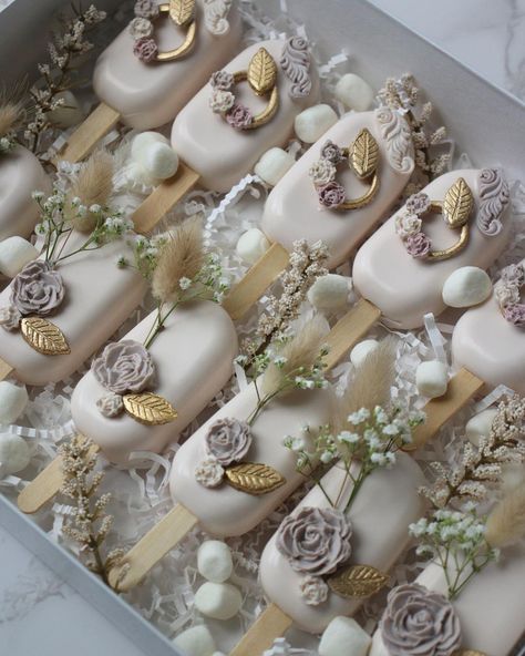 Chocolate Covered Strawberries Bridal Party, Engagement Cakesicles, Bridal Shower Cakesicles, Elegant Cakesicles, Dessert Flatlay, Wedding Cakesicles, Paleta Magnum, Bridal Shower Cake Pops, Magnum Cake