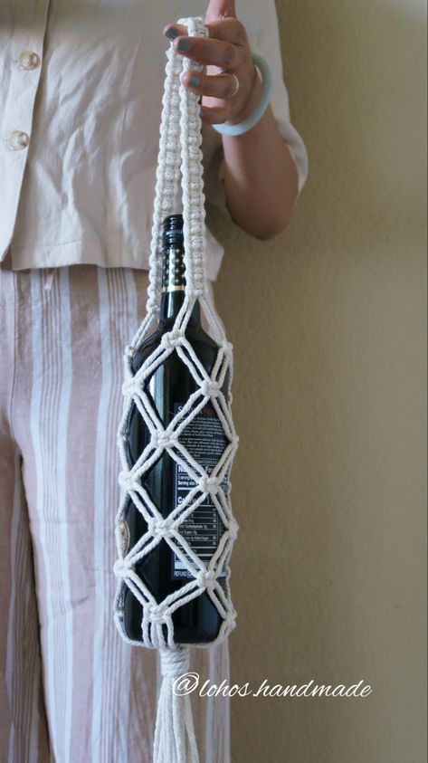 Macrame Scarf Holder, Macrame Gifts Diy, Macrame Wine Bottle Holder Diy Tutorial, Macrame Wine Bottle Holder, Macrame Wine Bottle Cover, Macrame Bottle Bag, Wine Bottle Holder Diy, Makrame Bottle Holder, Macrame Bottle