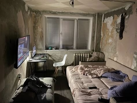 Dirty Room Aesthetic, Dirty Room, Bed Platform, Messy Room, Old Room, Apartment Aesthetic, House Room, Dream Rooms, Cool Rooms