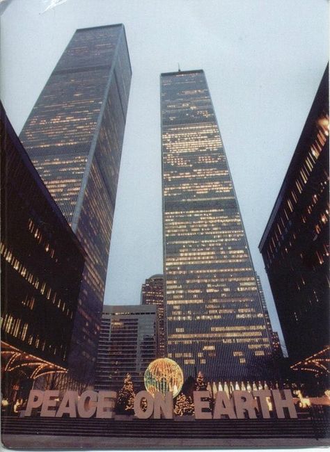 World Trade Center during the holiday season, 1970s The Babadook, World Trade Center Nyc, Voyage New York, Tall Buildings, Trade Centre, المملكة العربية السعودية, Twin Towers, Vintage New York, Nova York