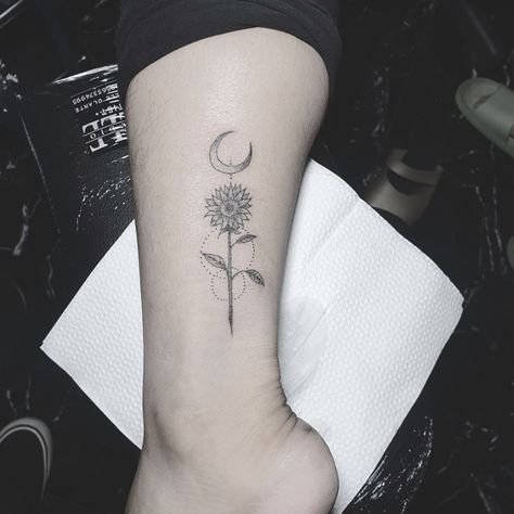 Moon And Sunflower Tattoo, Sunflower Moon Tattoo, Sunflower And Moon Tattoo, Mom Tattoo, Daughter Tattoos, Mother Daughter Tattoos, Sunflower Tattoo, Tattoos For Daughters, Mom Tattoos