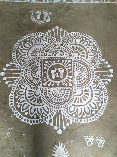 Jhoti Chita Odisha, Bengali Alpana Design, Paint Rangoli Designs On Floor Simple, Manabasa Gurubar Jhoti Simple, Alpona Design Simple, Lokhi Puja Alpona, Jhooti Designs, Mandna Designs Rajasthani, Jhuti Designs