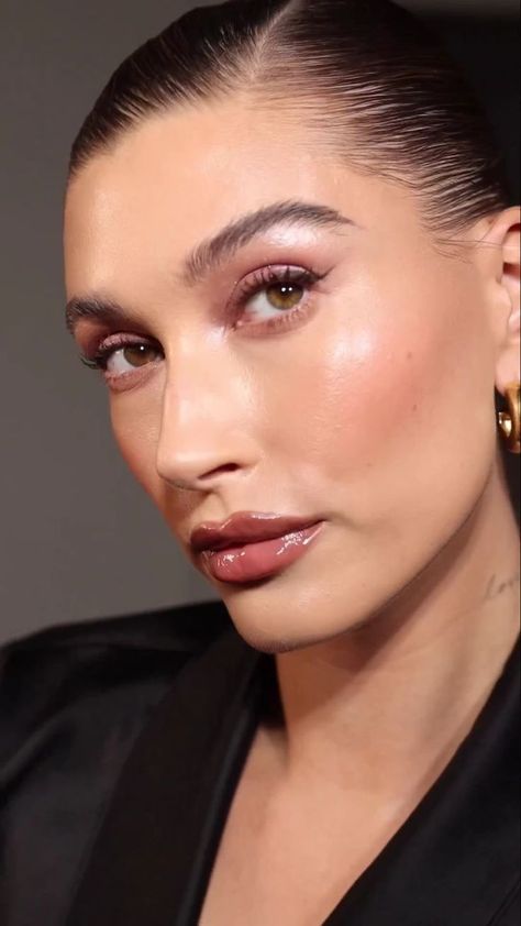 Dewy Makeup Look, Make Up Natural, Dark Eyebrows, Classy Makeup, Dewy Makeup, Matte Makeup, Neutral Makeup, Glam Looks, Emily Ratajkowski