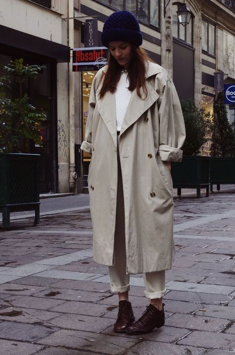 trench Minimalist Moda, Trench Coat Outfit, Trench Coat Style, Paris Mode, Looks Street Style, Outfit Trends, Raincoats For Women, Coat Outfits, Rainy Day Outfit