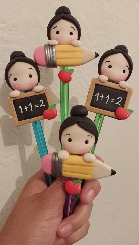 Teachers Day Card Design, Pencil Topper Crafts, Polymer Clay Pens, Crea Fimo, Unicorn Desserts, Clay Pen, Handmade Bookmarks Diy, Teacher Craft, Teachers Diy