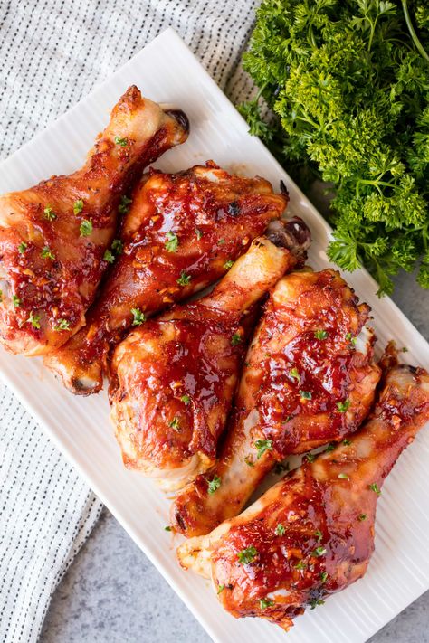 Garlic Bbq Chicken, Barbecue Chicken Drumsticks, Easy Honey Garlic Chicken, Drumsticks Recipe, Bbq Chicken Thighs, Chicken Breast Crockpot Recipes, Baked Chicken Drumsticks, Crockpot Chicken Breast, Drumstick Recipes