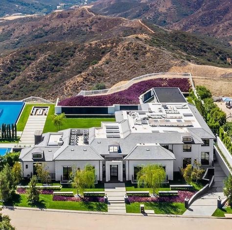 Mansions🏰 | Houses🏡 | Homes🏚️ on Instagram: “$37,999,000 Calabasas home • Beautiful designed elegant 22,000 Square Ft with one of the best designs around. Swipe left to see more!” French Modern Exterior, 10 Car Garage, Unique Buildings Architecture, Calabasas Homes, Calabasas California, Modern Estate, Luxury Lifestyle Travel, Mansion Designs, Mega Mansions